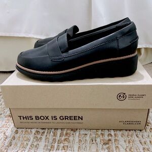 BNIB Clarks Womens Sharon Gracie Loafer 6 Wide Black Leather With Dark Tan Welt